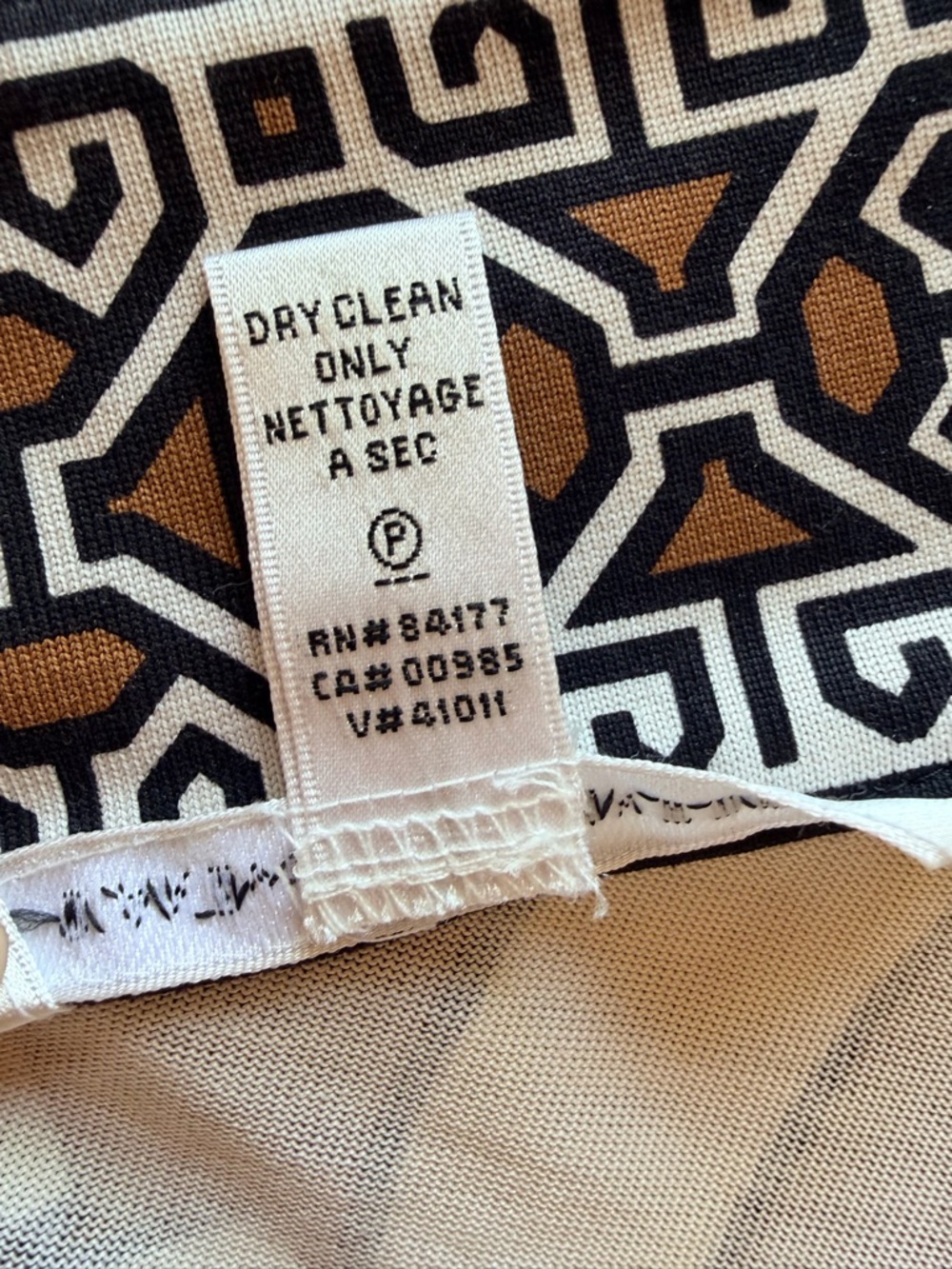 Diane Von Furstenberg 100% Silk Jersey Tahitian Maze Print, Y2K size 8 - Picture 9 of 9